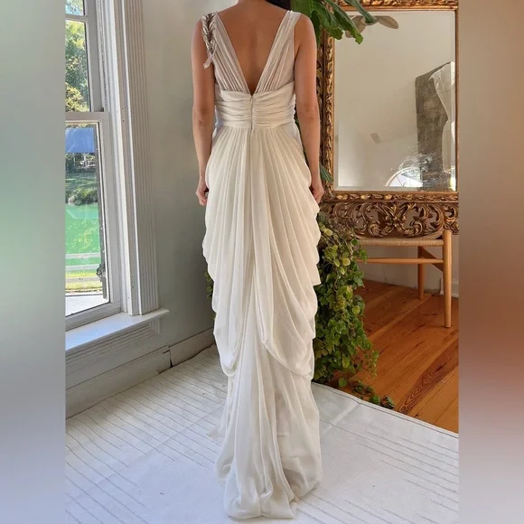 Vera Wang Chiffon Wedding Gown Size 12 - Picture 4 of 16
